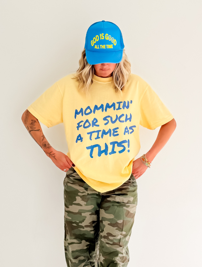 Mommin' Tee