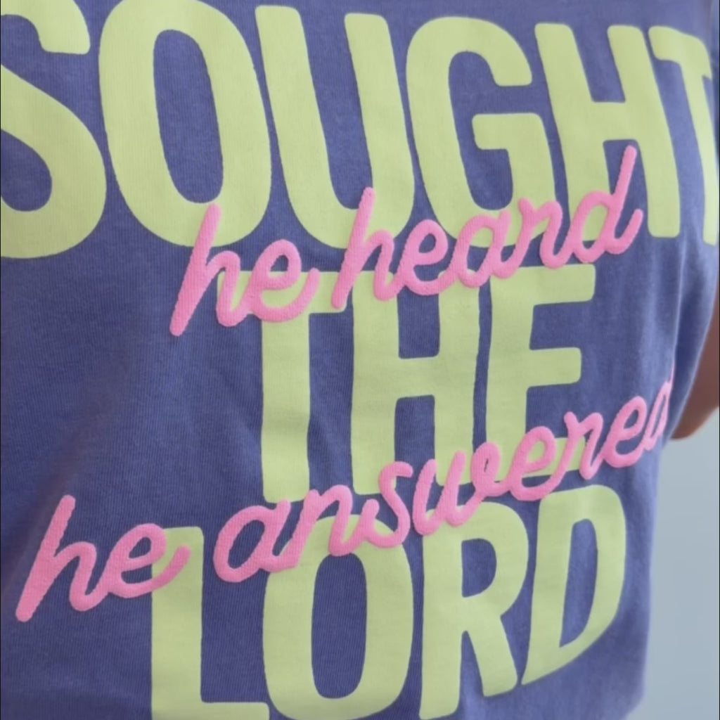 woman wearing puff tee